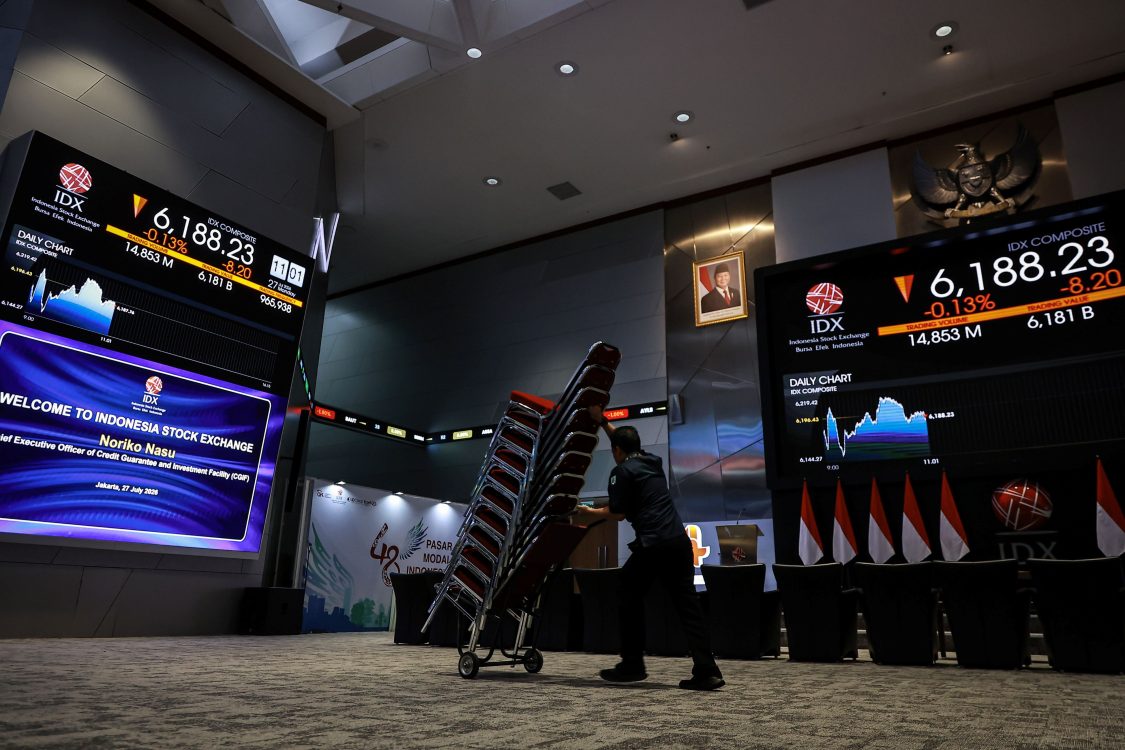 : Pekerja melintas di dekat layar pergerakan Indeks Harga Saham Gabungan (IHSG) di Bursa Efek Indonesia (BEI), Jakarta, Senin (27/7/2026). IHSG pada perdagangan Senin (27/7) pagi dibuka melemah 10,63 poin atau 0,17 persen ke posisi 6.185,80, dibandingkan dengan penutupan perdagangan Jumat (24/7) yang berada di level 6.196,43. ANTARA FOTO/Dhemas Reviyanto/wsj.
