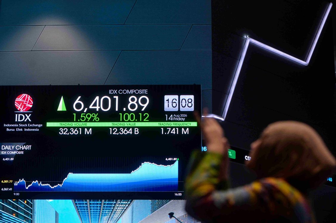 : Pengunjung memotret layar yang menampilkan pergerakan Indeks Harga Saham Gabungan (IHSG) di Bursa Efek Indonesia, Jakarta, Jumat (14/8/2026). IHSG pada perdagangan Jumat (7/8) ditutup menguat 100,12 poin atau 1,59 persen ke posisi 6.401,89 dikarenakan pelaku pasar merespons target disiplin fiskal dan pertumbuhan ekonomi Pemerintahan Presiden Prabowo Subianto pada 2027. (ANTARA FOTO/Putra M. Akbar/YU)
