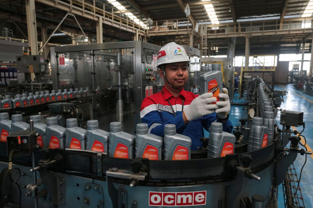 : Pekerja memeriksa produk pelumas dalam kemasan botol di Production Unit Jakarta (PUJ) Pertamina Lubricants, Jakarta, Rabu (12/8/2026). PT Pertamina Lubricants mengoperasikan tiga unit produksi di Jakarta, Cilacap, dan Gresik, serta satu unit di Thailand dengan kapasitas produksi tahunan lebih dari 500 juta liter untuk pasar domestik dan ekspor yang telah menjangkau sebanyak 16 negara di wilayah Asia, Australia hingga Afrika. ANTARA FOTO/Angga Budhiyanto/wsj.