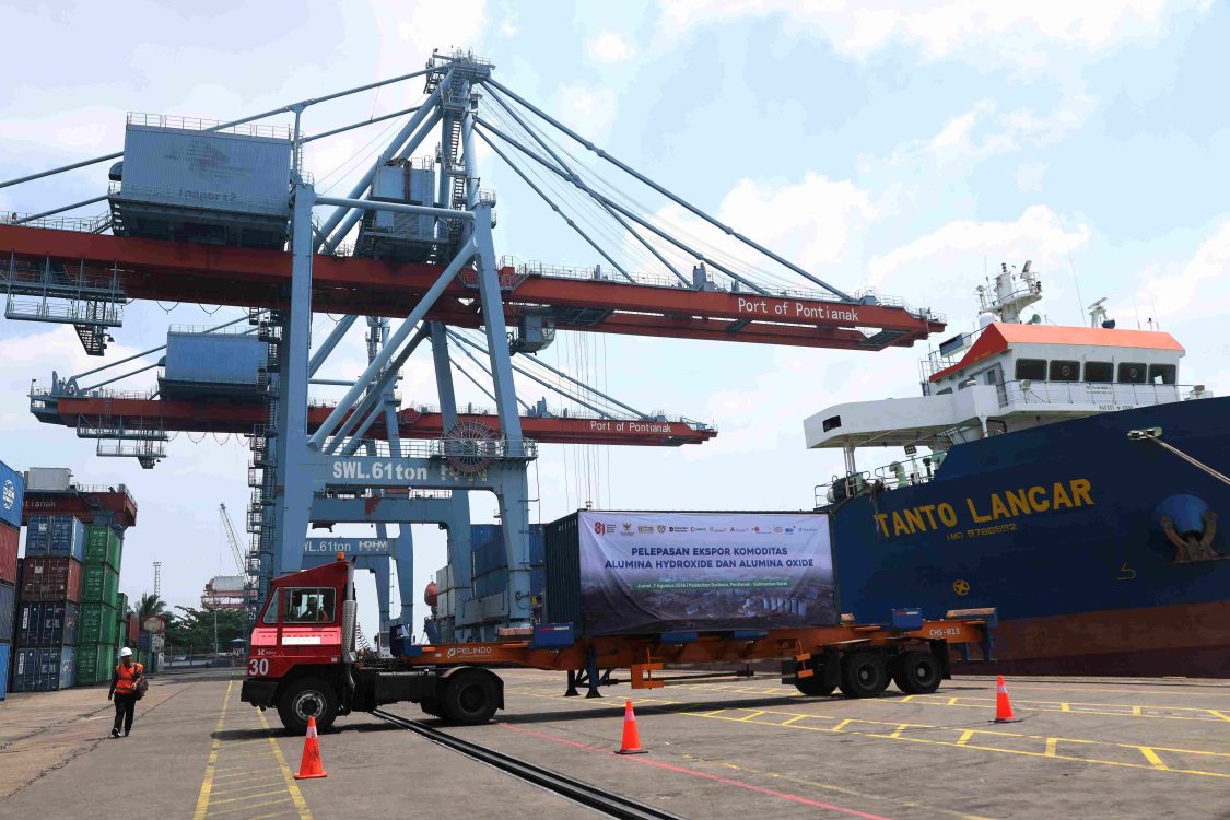 : Sebuah truk mengangkut kontainer pada kegiatan pelepasan ekspor komoditas aluminium hydroxide dan aluminium oxide di Pelabuhan Dwikora, Pontianak, Kalimantan Barat, Jumat (7/8/2026). Kantor Staf Presiden (KSP) resmi melepas ekspor komoditas aluminium hydroxide dan aluminium oxide milik PT Indonesia Chemical Alumina (ICA) sebanyak 40 kontainer pada tahap awal menuju Jepang, dengan target pengiriman sekitar 200 kontainer dalam sepekan. (ANTARA FOTO/Jessica Wuysang/YU)