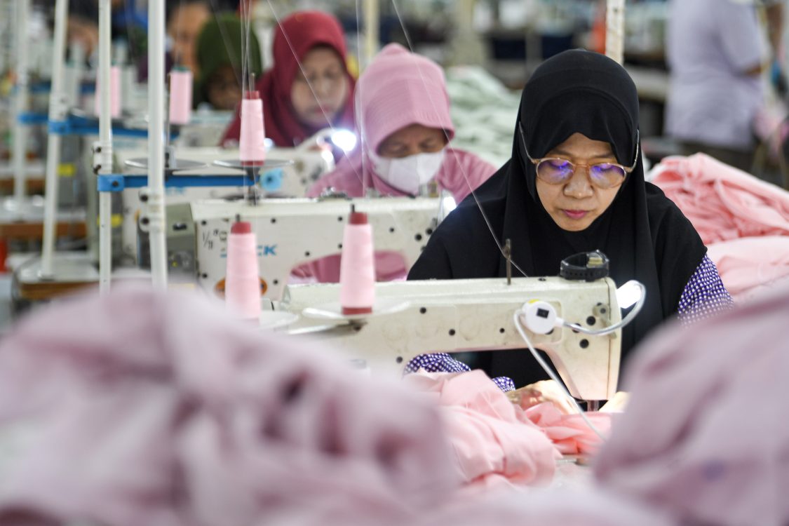 : Pekerja menyelesaikan produksi pakaian di Perkampungan Industri Kecil (PIK) Penggilingan, Jakarta, Kamis (6/8/2026). Badan Pusat Statistik mencatat pertumbuhan ekonomi Indonesia yang sebesar 5,29 persen (yoy) pada triwulan II 2026 ditopang terutama oleh industri manufaktur atau pengolahan dari sisi lapangan usaha, serta konsumsi rumah tangga dari sisi pengeluaran. (ANTARA FOTO/M Risyal Hidayat/wsj)