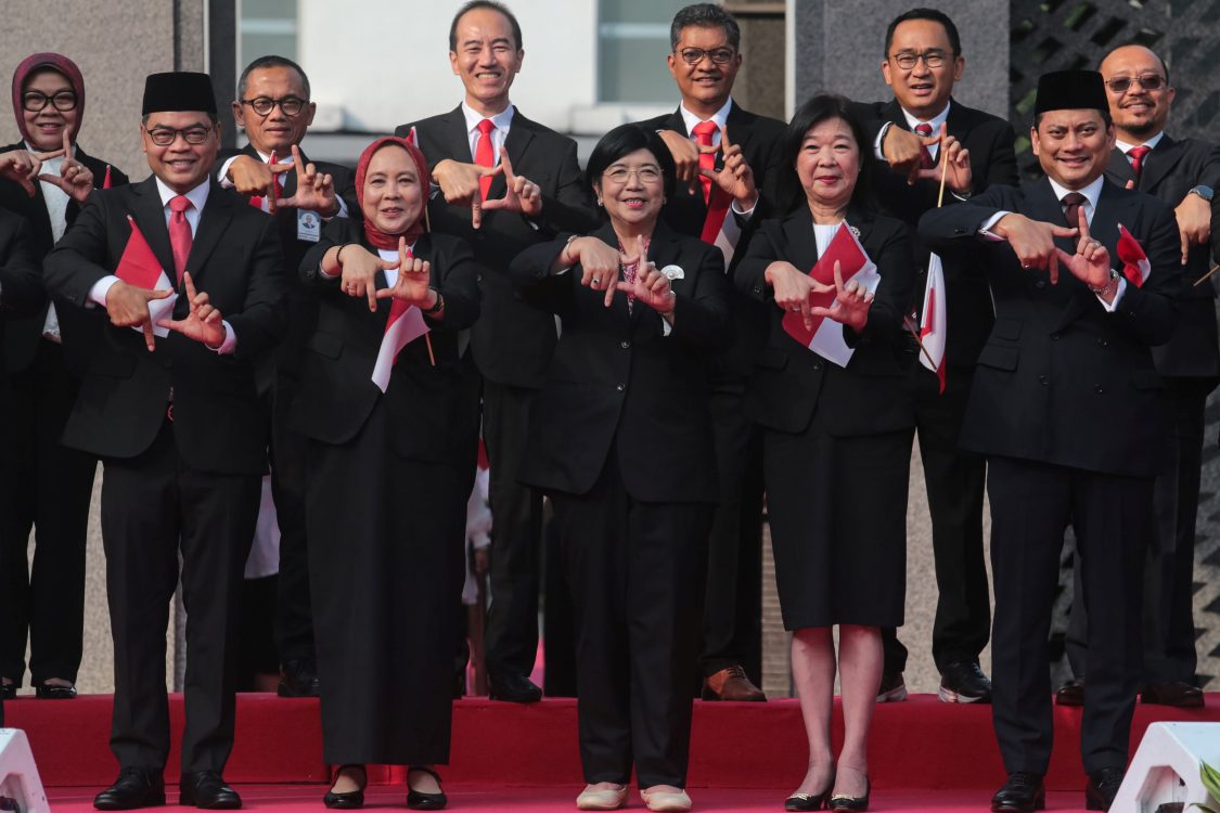 : Pejabat Sementara Gubernur Bank Indonesia Destry Damayanti (depan tengah) bersama (daridepan kiri) Deputi Gubernur BI Ricky Perdana Gozali, Aida S. Budiman, Filianingsih Hendarta, dan Thomas Djiwandono berfoto saat Peluncuran Perluasan Merchant Discount Rate (MDR) QRIS 0 Persen dan Implementasi Kartu Kredit Indonesia (KKI) Segmen Ritel di Gedung Bank Indonesia, Jakarta, Senin (17/8/2026). Perluasan kebijakan MDR QRIS 0 persen dan peluncuran Kartu Kredit Indonesia tersebut merupakan sinergi Bank Indonesia bersama asosiasi, Penyelenggara Jasa Sistem Pembayaran (PSP), dan berbagai pemangku kepentingan sebagai langkah percepatan penguatan ekonomi digital serta kemandirian ekonomi nasional yang sejalan dengan Blueprint Sistem Pembayaran Indonesia 2030 guna menopang pertumbuhan ekonomi berkelanjutan. (ANTARA FOTO/Angga Budhiyanto/wsj)