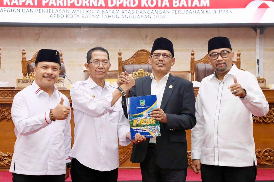 : Wali kota Batam, Amsakar Achmad, menyerahkan, Rancangan Perubahan Kebijakan Umum APBD (KUA) dan Perubahan Prioritas Plafon Anggaran Sementara (PPAS) kepada pimpinan DPRD Batam saat Sidang Paripurna di Kantor DPRD Batam, Senin (3/8/2026). HUMAS DISKOMINFO BATAM / RUMAWI