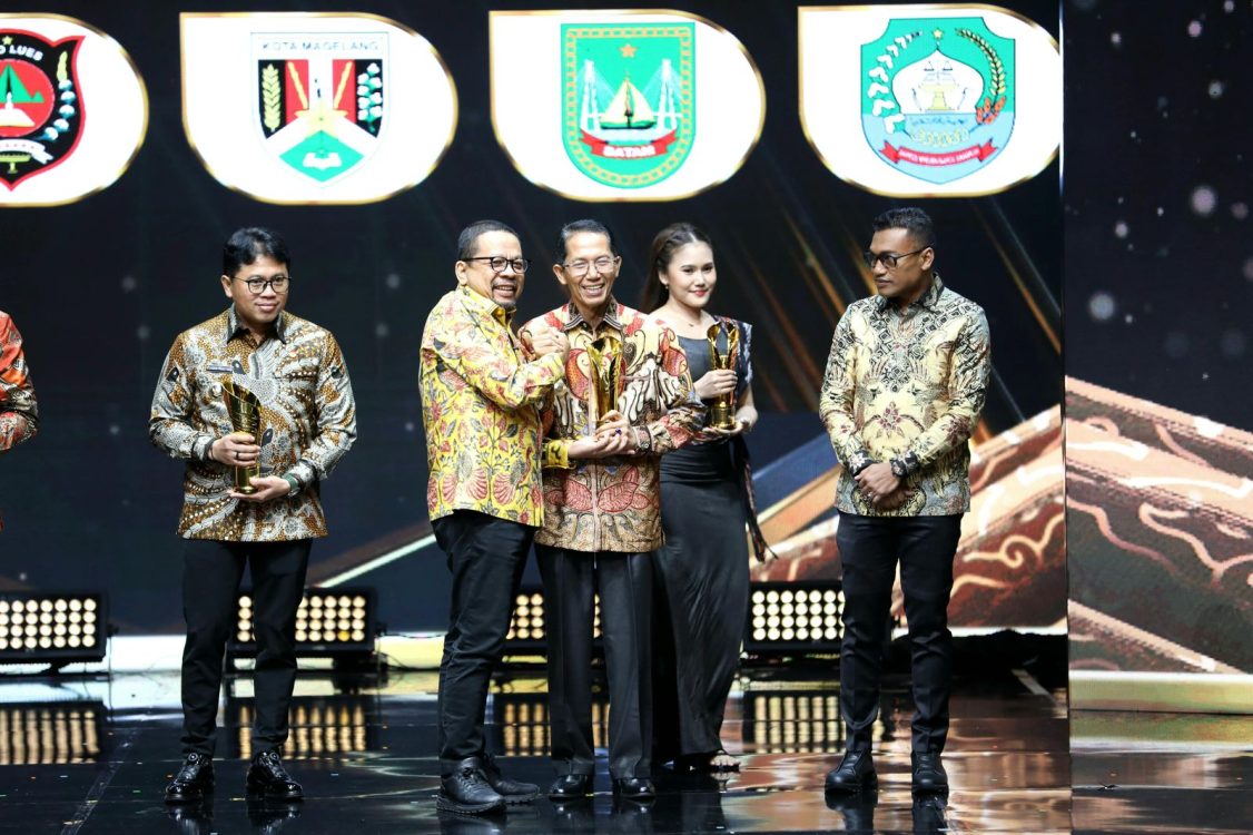: Kepala Badan Komunikasi Pemerintah RI, Muhammad Qodari, menyerahkan penghargaan Pemimpin Daerah Awards 2026 kepada Wali Kota Batam, Amsakar Achmad, di JCH Gedung iNews Tower, Jakarta, Kamis (27/8/2026). HUMAS DISKOMINFO BATAM / RUMAWI