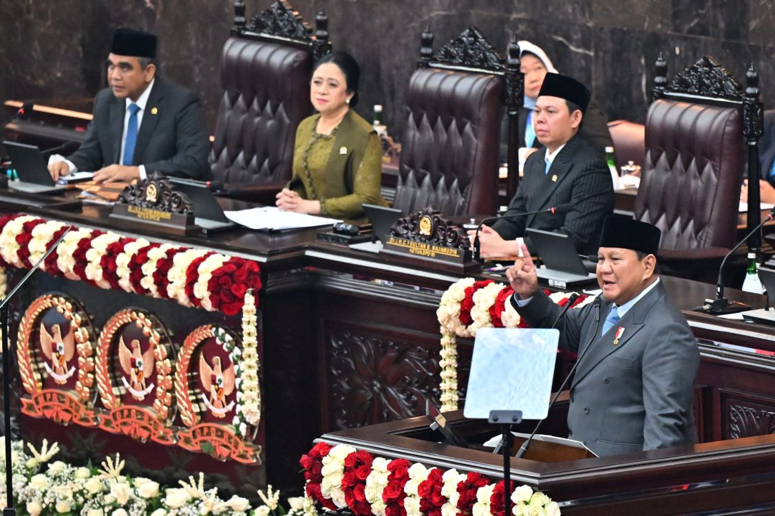 : Presiden Prabowo Subianto (kanan bawah) berpidato disaksikan Ketua MPR RI Ahmad Muzani (kiri), Ketua DPR RI Puan Maharani (kedua kiri), dan Ketua DPD RI Sultan Bachtiar Najamudin dalam Sidang Tahunan MPR RI dan Sidang Bersama DPR-DPD RI Tahun 2026 di Gedung Nusantara, Kompleks Parlemen, Jakarta, Jumat (14/8/2026). ANTARA FOTO/Fauzan/sgd/kye