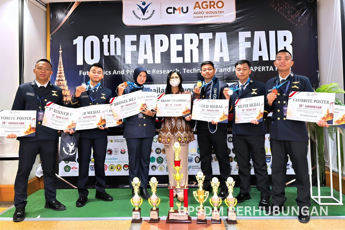 : Enam mahasiswa Politeknik Pelayaran (Poltekpel) Surabaya mengharumkan nama Indonesia di ajang internasional setelah meraih lima medali, empat penghargaan Favorite Poster, sekaligus Grand Champion atau Juara Umum International Essay Competition–10th FAPERTA FAIR di Bangkok, Thailand. (Foto: Humas Kementerian Perhubungan)