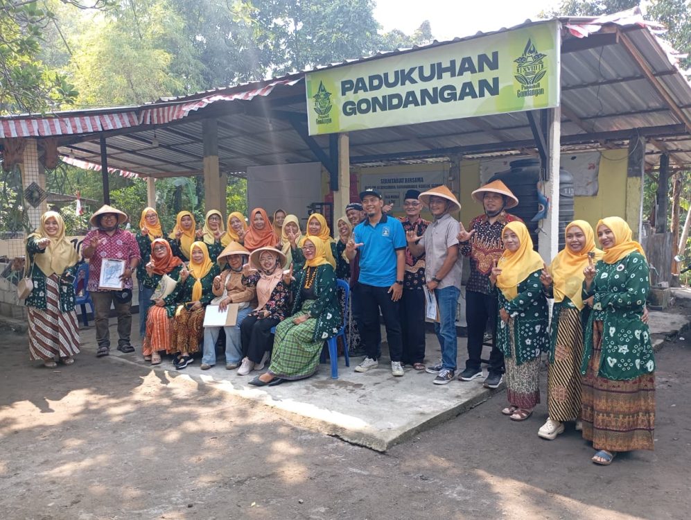 : Kesadaran menjaga kelestarian lingkungan dapat dibangun melalui aksi nyata dari tingkat RT. Enam RT di Padukuhan Gondangan berlomba mengolah sampah dan memanfaatkan pekarangan guna mewujudkan kawasan pemukiman yang bersih dan hijau, Minggu (2/8/2026).