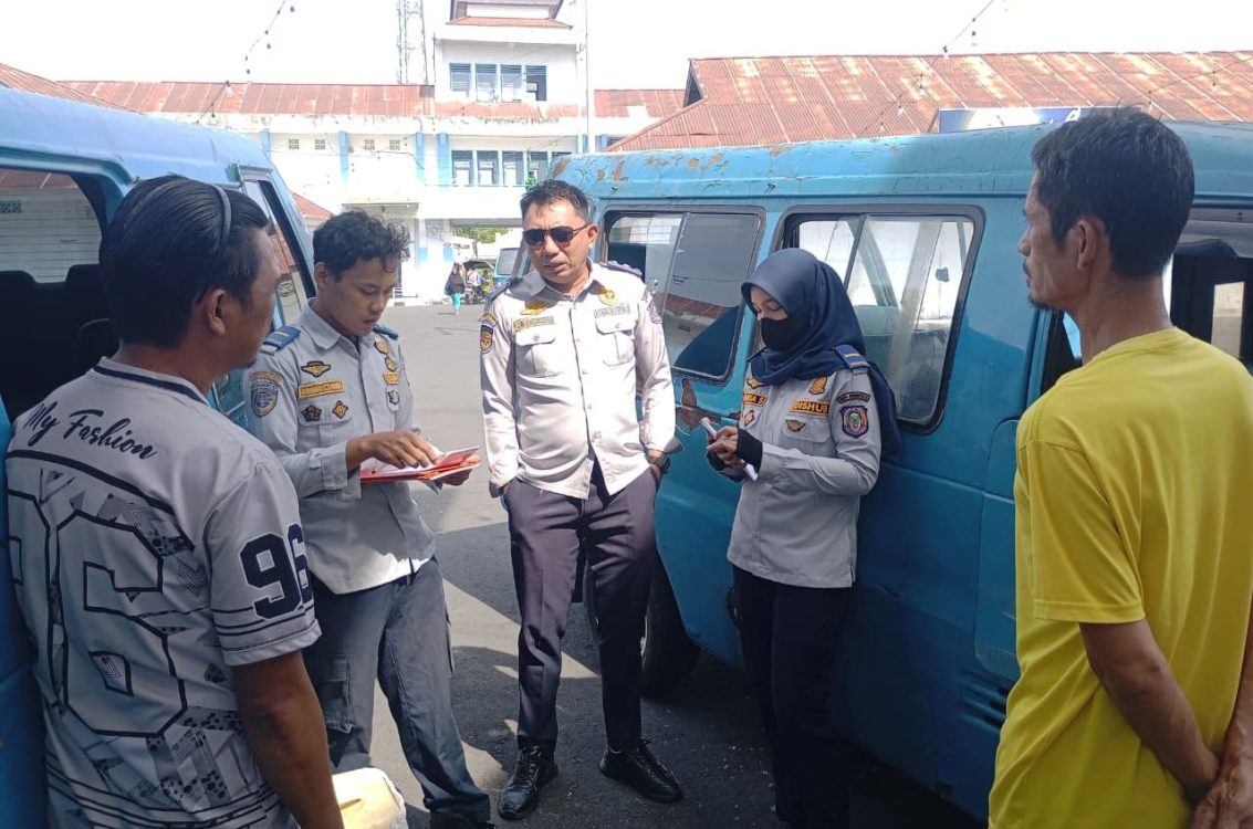 : Petugas Dinas Perhubungan Provinsi Gorontalo saat survey pendataan dan inventarisasi armada Angkutan Kota Dalam Provinsi (AKDP) yang beroperasi masuk dan keluar wilayah Kota Gorontalo. (foto Rini)