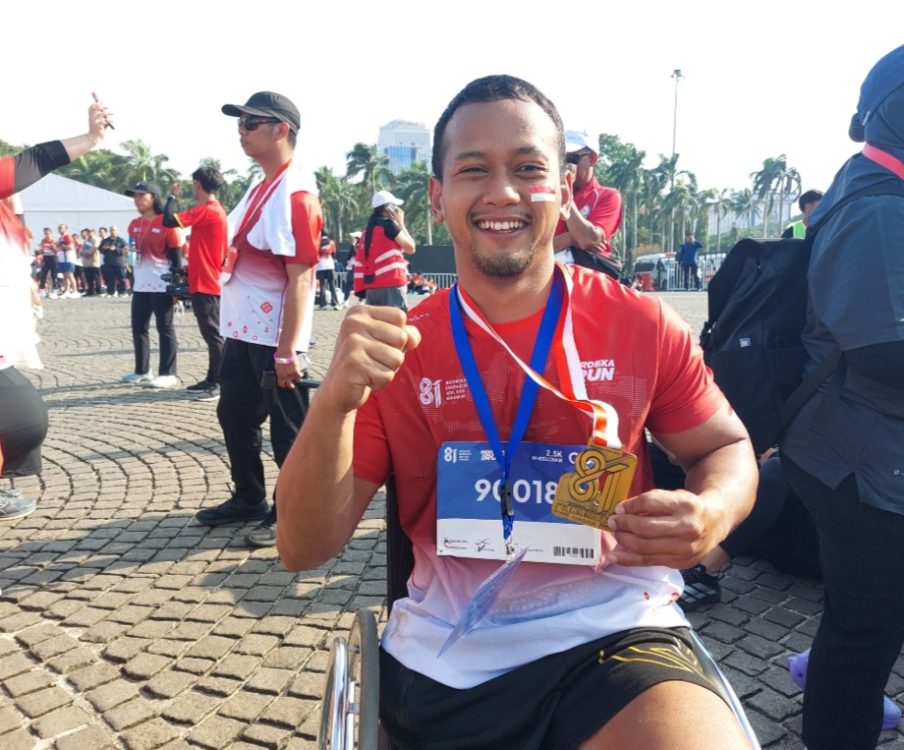 : Merdeka Run 2026 tak hanya menjadi ajang bagi pelari umum. Kategori wheelchair turut memberi ruang bagi atlet disabilitas untuk berkompetisi. Fandi Ahmad dari DKI Jakarta keluar sebagai juara pertama dan berharap keterlibatan atlet difabel terus dipertahankan pada penyelenggaraan berikutnya. (Foto: Wandi/InfoPublik)