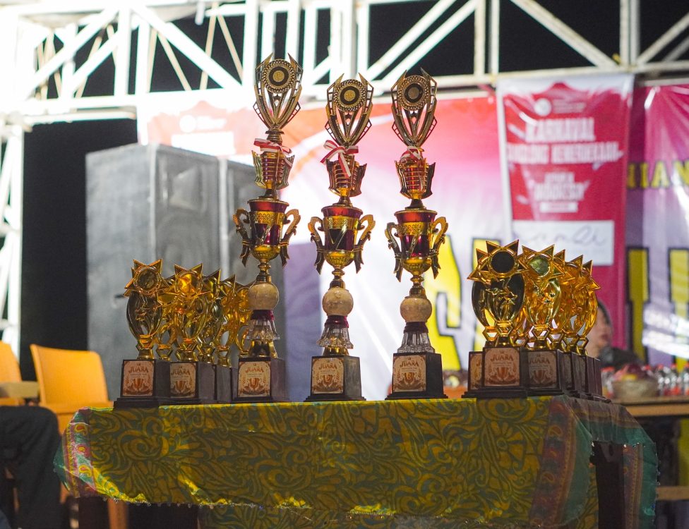 : Piala yang ditampilkan dalam Festival Seni Budaya. Foto: Mc.Banjarbaru
