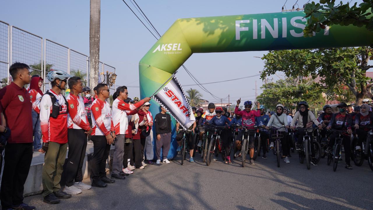 : Pelepasan peserta Balangan Fun Bike oleh Wakil Bupati Balangan, Akhmad Fauzi, Sabtu (29/8/2026). - Foto: Mc.Balangan