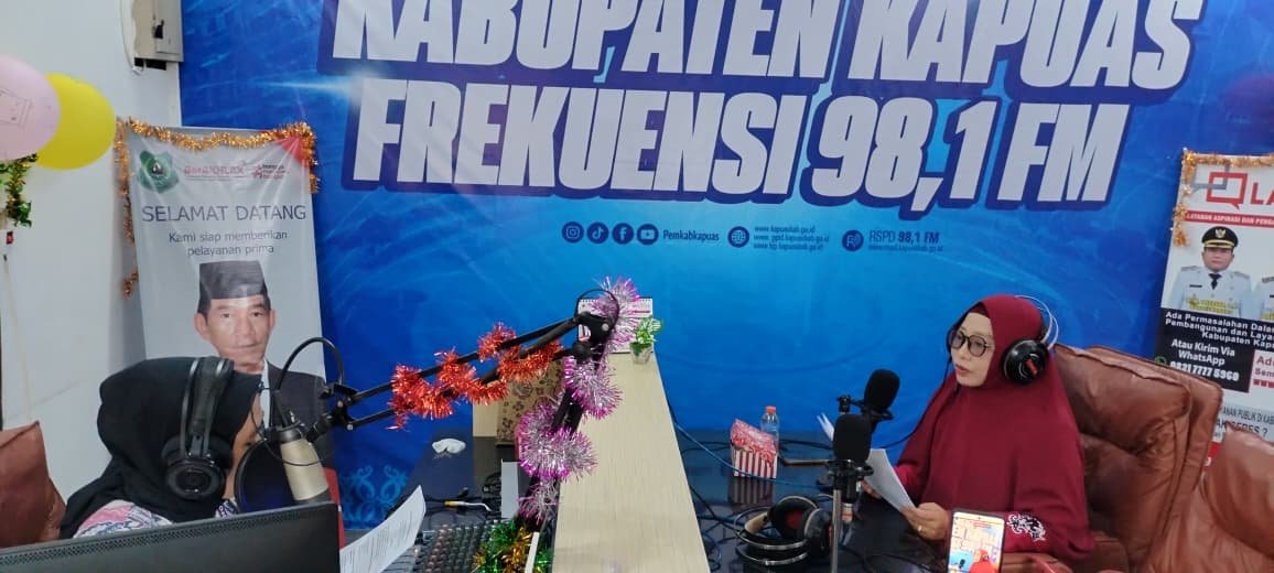 : Rumah Sakit Umum Daerah (RSUD) dr. H. Soemarno Sosroatmodjo Kuala Kapuas melalui Radio Siaran Pemerintah Daerah (RSPD) kembali mengudara di frekuensi 98,1 FM yang beralamat di Jalan DI Panjaitan, Kelurahan Selat Hilir, Kecamatan Selat, memberikan informasi dan edukasi kesehatan bersama drg. Luluk Nurhayati selaku Dokter Gigi Madya, dan didampingi Popo Subroto, SKM, M.I.Kom, selaku Koordinator Unit Promkes RS, serta ditemani Penyiar Radio Diskominfo Kab. Kapuas, Nessa, mengulas tentang Gangguan Pertumbuhan dan Perkembangan Gigi, pada hari Kamis (27/8/2026). - Foto: Mc.Kapuas