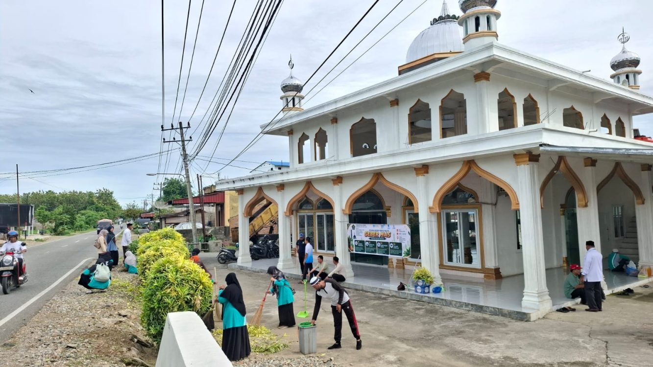 : Keluarga besar Kemenag Aceh Barat Daya bersama masyarakat bergotong royong membersihkan Masjid At-Thaibah, Desa Alue Manggota, Kecamatan Blangpidie, dalam Gerakan Bersih-Bersih Masjid (GEBER MAS), Senin (10/8/2026).