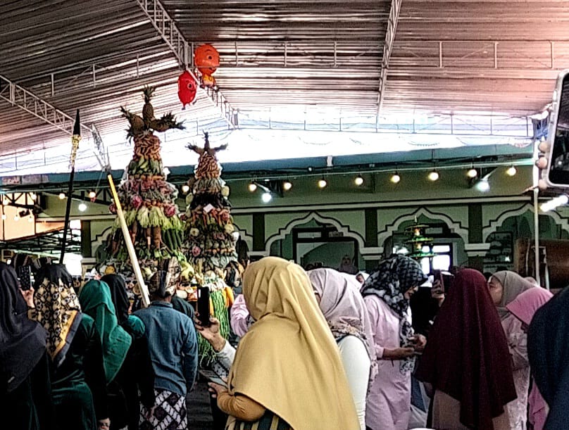 : Perpaduan harmonis antara nilai keagamaan Islam dan kearifan budaya Jawa menjadi ruang spiritual yang merekatkan ukhuwah Islamiyah serta semangat berbagi sesama warga. Tradisi gunungan semarakkan Maulid Nabi di Sambisari, Senin (24/8/2026).