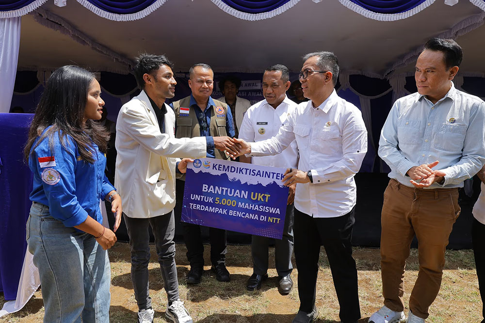 : Menteri Pendidikan Tinggi, Sains, dan Teknologi (Mendiktisaintek) Brian Yuliarto saat meninjau Posko Lapangan Universitas Katolik Indonesia (Unika) Santu Paulus Ruteng, Kabupaten Manggarai, NTT. (Foto: Dok Kemdiktisaintek)