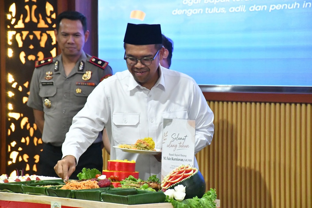 : Bupati Btang M. Faiz Kurniawan (baju putih), merayakan syukuran HUT Ke-35 di Aula Bupati Batang, Kabupaten Batang.