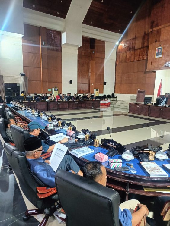 : Pembenahan fasilitas pasar serta penguatan tata kelola pemungutan retribusi menjadi langkah krusial dalam mendorong peningkatan Pendapatan Asli Daerah. Pemkab Parigi Moutong mengintensifkan penataan pasar tradisional, Kamis (13/8/2026) malam.