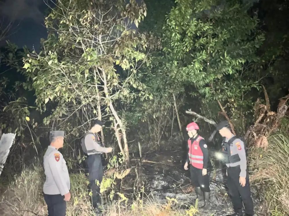 Gerak Cepat Brimob dan Samapta Polda Kaltim Padamkan Kebakaran Lahan