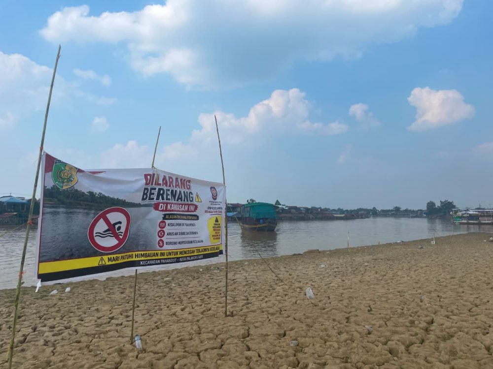 : Satuan Polisi Pamong Praja (Satpol PP) Palangka Raya pasang papan larangan beraktivitas di Kawasan Gosong Sungai Kahayan