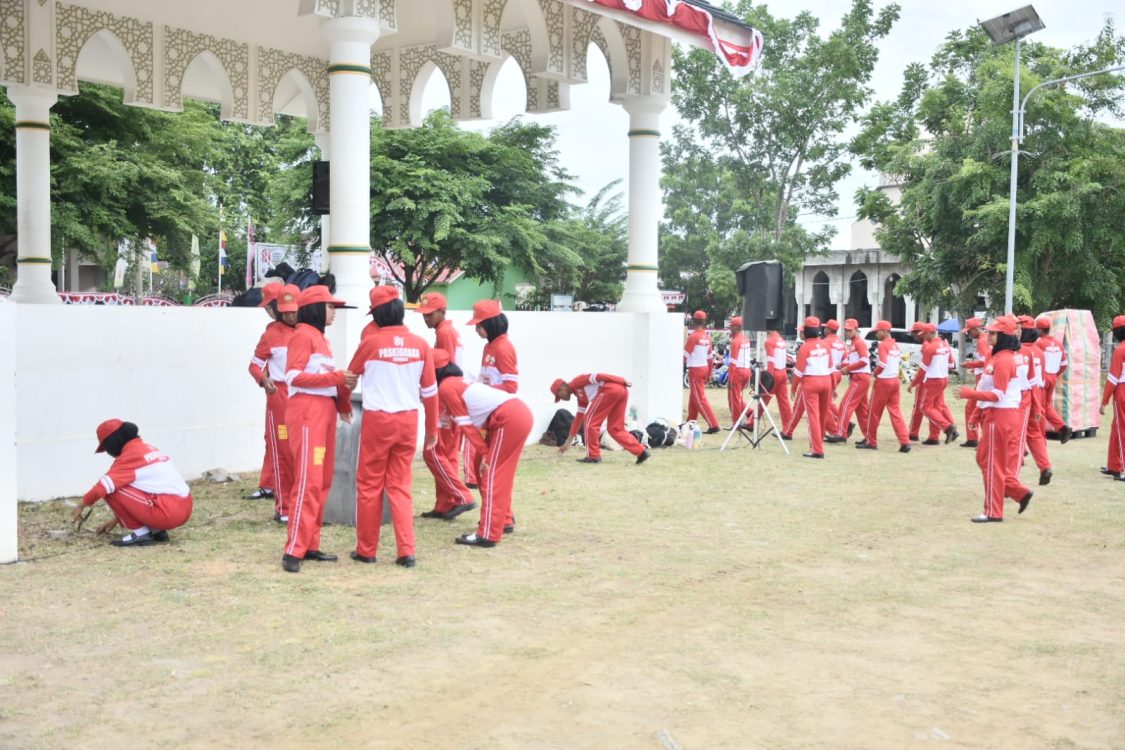 : Pemerintah Kabupaten Bireuen menggelar gotong royong di Ruang Terbuka Hijau (RTH) Cot Gapu dan area sekitar Pendopo Bupati, Jumat, (14/8/2026). Kegiatan ini dilakukan untuk memastikan lokasi dan fasilitas pendukung Upacara Peringatan HUT ke-81 Kemerdekaan Republik Indonesia siap digunakan.- Foto: Mc.Bireuen