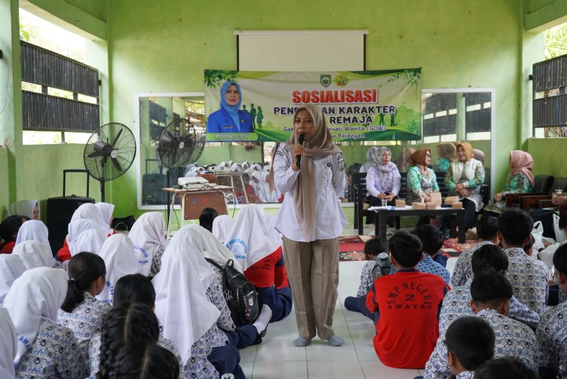 : Narasumber dari Dinas Pemberdayaan Perempuan dan Perlindungan Anak, Pengendalian Penduduk dan Keluarga Berencana serta Pemberdayaan Masyarakat dan Desa (DP3A P2KB PMD) Kabupaten Balangan, Linuwih Andri Winarti, menyampaikan edukasi pendidikan karakter kepada pelajar SMP Negeri 2 Awayan, Kecamatan Tebing Tinggi, Rabu (12/8/2026). - Foto: mc.Balangan