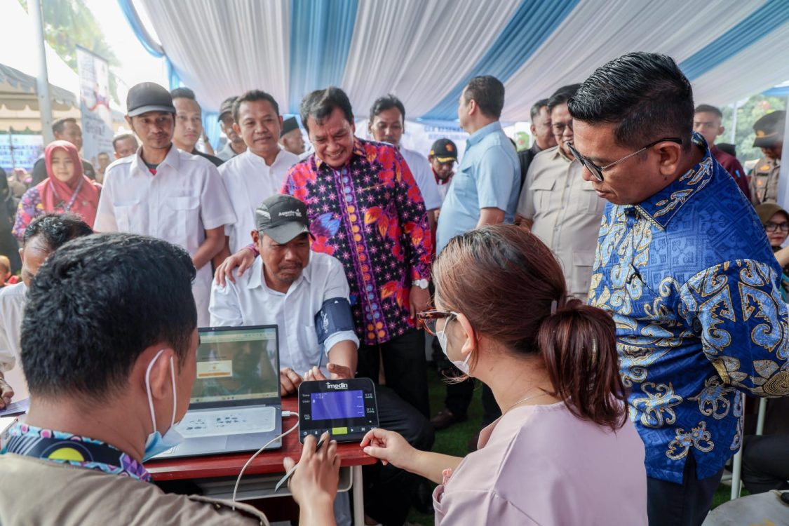 : Gubernur Banten, Andra Soni saat meninjau pelaksanaan Program Cek Kesehatan Gratis (CKG) di Kantor Kecamatan Mauk, Kabupaten Tangerang, Kamis (27/8/2026)/ (Biro Adpimpro Banten).