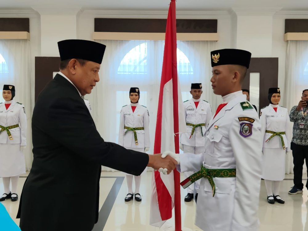 : Gubernur Gorontalo Gusnar Ismail (kiri), saat mengukuhkan anggota Pasukan Pengibar Bendera Pusaka (Paskibraka) tingkat Provinsi Gorontalo tahun 2026 di Aula Rumah Jabatan Gubernur, Sabtu (15/8/2026).