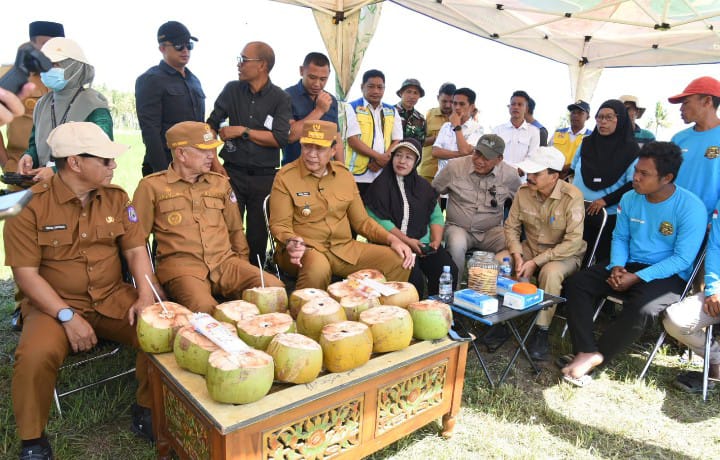 : Gubernur Gorontalo Gusnar Ismail (ketiga dari kiri), berdialog dengan petani saat meninjau program pencetakan sawah baru di Desa Ayula, Kecamatan Randangan, Kabupaten Pohuwato, Selasa (4/8/2026). (Foto : mcgorontaloprov/Haris)