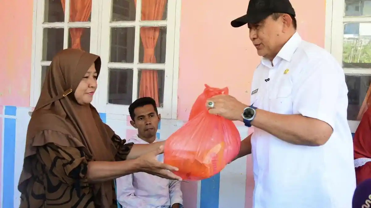 : Gubernur Gorontalo Gusnar Ismail serahkan bantuan sarana perikanan kepada pelaku usaha perikanan dan nelayan di Pangkalan Pendaratan Kapal Perikanan (PPKP) Inengo, Kabupaten Bone Bolango, Rabu (19/8/2026). (Foto PPID)