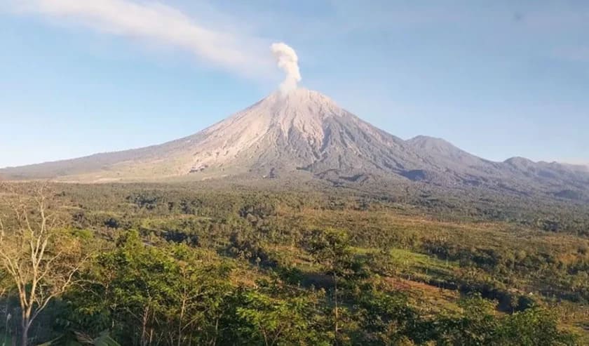 : Aktivitas Gunung Semeru terpantau dari Pos Pengamatan Gunung Semeru di Desa Sumberwuluh, Kabupaten Lumajang, Jumat (28/8/2026). ANTARA/HO-PVMBG/pri.