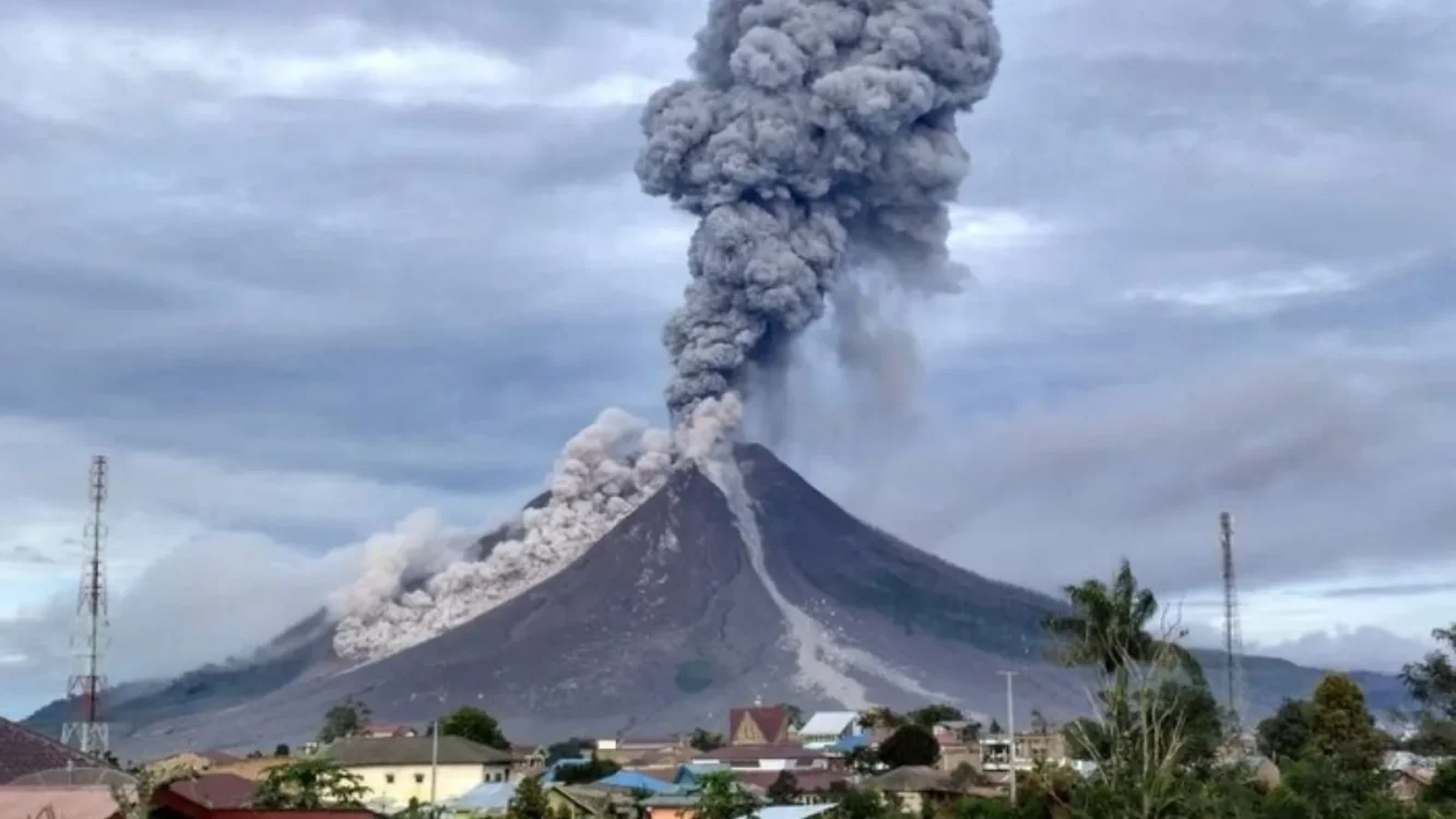 gunung sinabung erupsi Patroli Zona Merah, Abu Capai 3.500 Meter