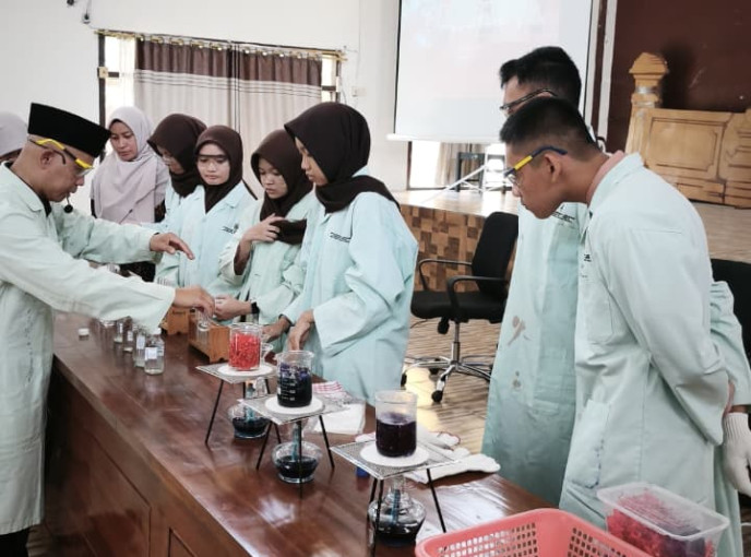 Guru dan Siswa SMA Diajak Belajar Kimia Bahan Alam Asli Indonesia