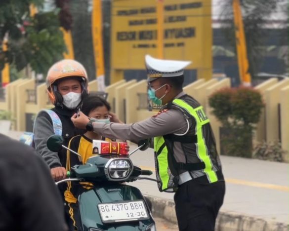 Hadir di Tengah Kabut Asap, Satlantas Polres Muba Bagikan Masker ke Pengendara