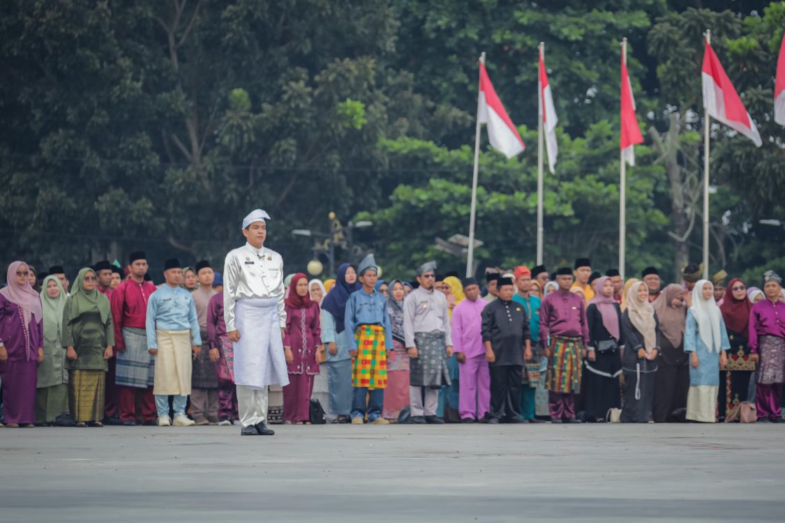 : Asisten Pemerintahan dan Kesejahteraan Rakyat Sekretariat Daerah Kota Dumai Muhammad Yunus memimpin Upacara Peringatan Hari Jadi ke-69 Provinsi Riau Tahun 2026 Di Kota Dumai. (foto: MC Dumai)