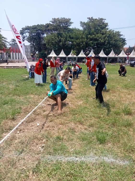 : Semangat sportivitas dan rasa persaudaraan antarinstansi bergema kuat melalui ajang perlombaan olahraga tradisional. Sebanyak 56 tim berlaga sengit dalam hari kedua lomba tarik tambang Parigi Moutong, Sabtu (15/8/2026).