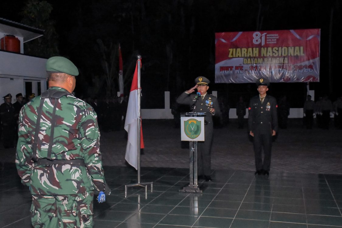 : Suasana hening dan khidmat menyelimuti Taman Makam Pahlawan (TMP) Geulumpang Payong, Kabupaten Bireuen, Minggu malam, (16/8/2026).Di tengah cahaya obor yang menerangi kompleks makam, Apel Kehormatan dan Renungan Suci digelar untuk mengenang jasa para pahlawan yang telah mengorbankan jiwa dan raga demi kemerdekaan Indonesia..- Foto: Mc.Bireuen