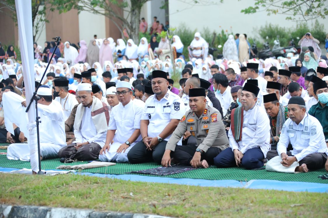 : Wakil Bupati Siak, Syamsurizal bersama para Asn dan non ASN di Lingkungan pemerintah Kabupaten Siak saat mau memulai Salat Istisqa, di halaman Masjid Islamic Center Siak, Rabu (26/8/2026)/ MC Siak.