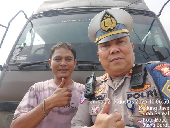 Humanis! PJR BORR-Bocimi Bantu Sopir Truk yang Kebingungan Cari Jalan Menuju Kayu Manis Bogor