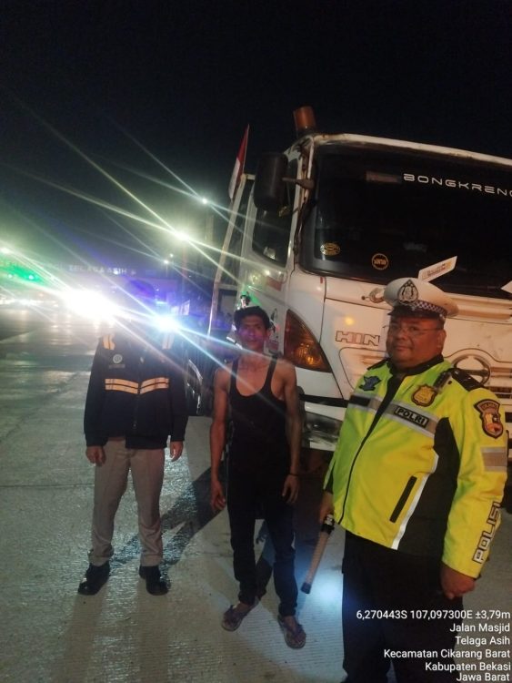 Humanis! PJR Cikampek Edukasi Sopir Truk Bahaya Berhenti di Bahu Jalan