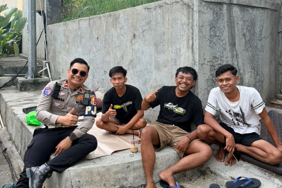 Humanis! Polisi Sapa Pengendara di Tol BORR, Ingatkan Pentingnya Istirahat Saat Lelah