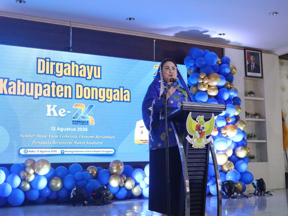 : Bupati Donggala Vera Elena Laruni menyampaikan sambutan pada peringatan HUT ke-74 Kabupaten Donggala di Kantor Bupati Donggala, Kecamatan Banawa, Rabu (12/8/2026). Dalam sambutannya, Vera menegaskan penguatan sumber daya manusia, ekonomi rakyat, pariwisata, dan tata kelola sebagai arah pembangunan Donggala. (Foto: Asri Arif dok. Kominfo Donggala).