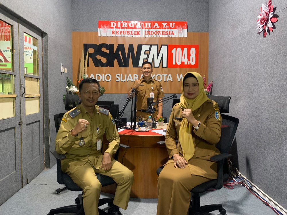 : Kepala Dinas Pariwisata Kabupaten Demak Endah Cahya Rini dalam Talkshow RSKW FM 104,8 FM bertema “Semarak Kemerdekaan di Kabupaten Demak”, Senin (10/8/2026). Talkshow tersebut juga menghadirkan Sekretaris Daerah Kabupaten Demak Akhmad Sugiharto. - Foto: Mc.Demak