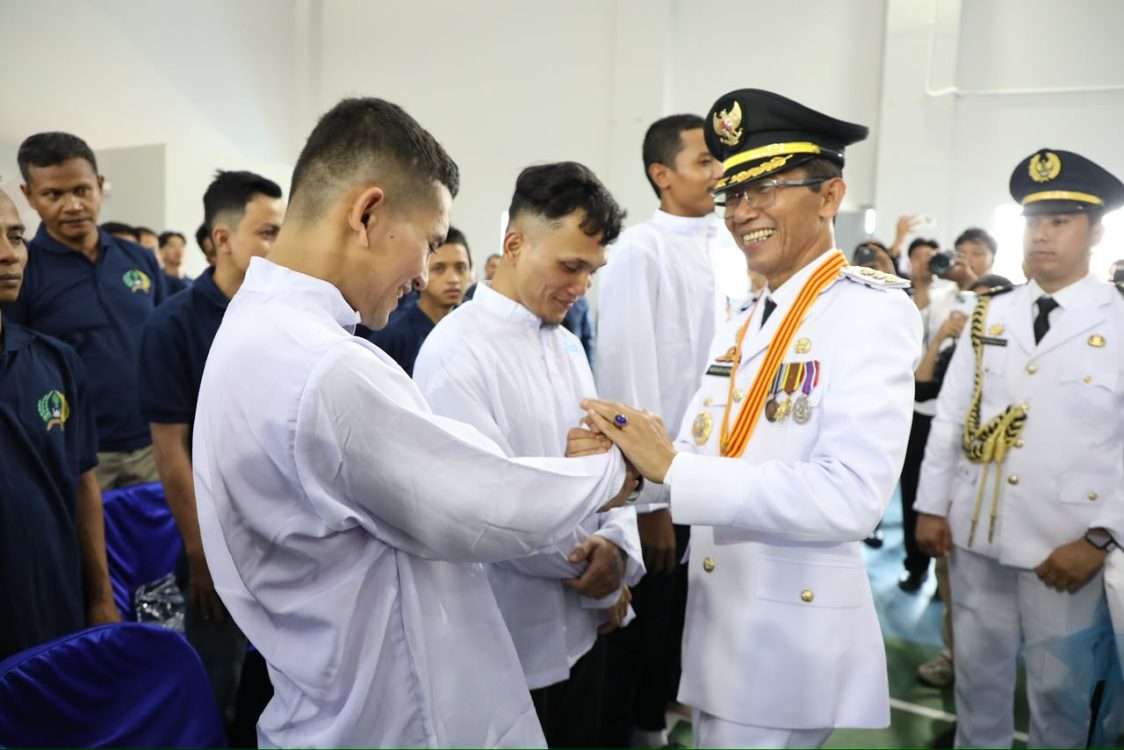 : Wali kota Batam, Amsakar Achmad, berbincang dengan salah seorang penerima remisi di Aula Lapas Kelas IIA Batam, Senin (17/8/2026). HUMAS DISKOMINFO BATAM / DHEO ANANDA PUTRA