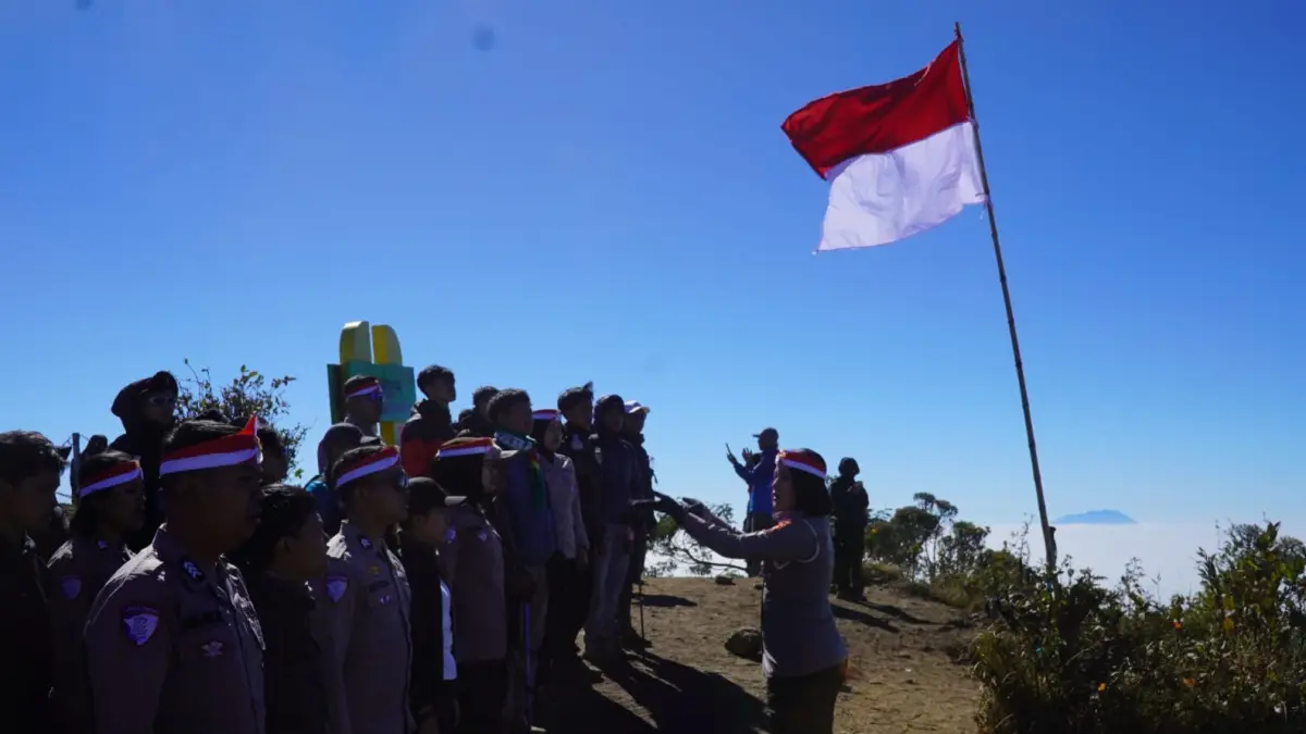 HUT ke-81 RI, 12 Personel Satlantas Boyolali Kibarkan Merah Putih di Puncak Merbabu 3.145 Mdpl