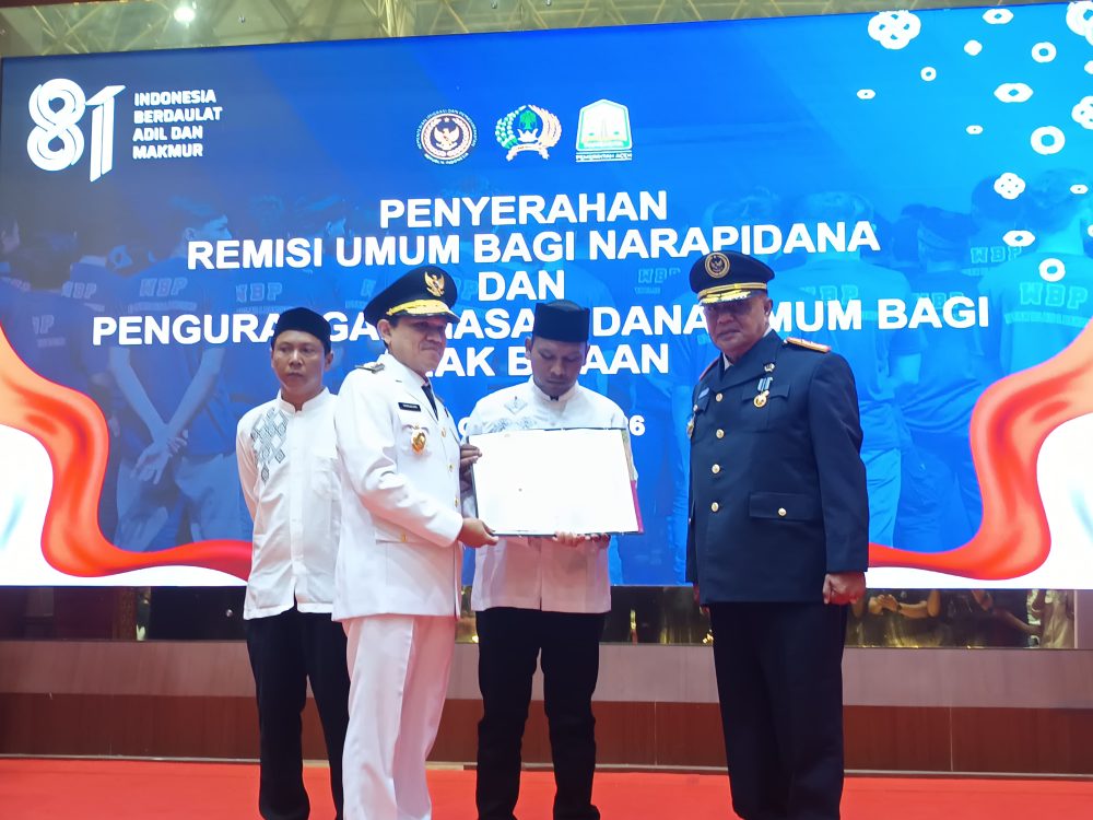 : Penyerahan Surat Keputusan (SK) remisi secara simbolis kepada narapidana yang langsung bebas pada peringatan HUT ke-81 Kemerdekaan RI di Anjong Mon Mata, Banda Aceh, Senin (17/8/2026). Dua narapidana dari Lapas Lambaro dan Rutan Kajhu menerima SK pembebasan dalam rangkaian acara Penyerahan Remisi Umum dan Pengurangan Masa Pidana Umum bagi Anak Binaan.