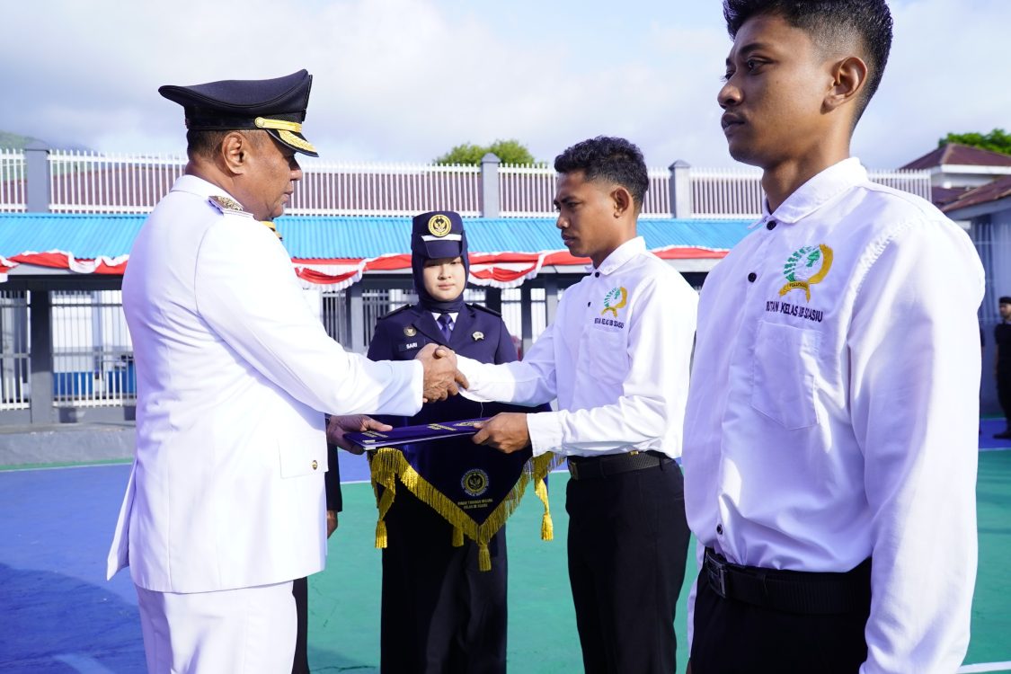 : Wali Kota Tidore Kepulauan Muhammad Sinen menyerahkan Surat Keputusan Remisi kepada perwakilan warga binaan pada Upacara Pemberian Remisi dalam rangka Peringatan HUT ke-81 Republik Indonesia di Lapas kelas II B kelurahan Goto, Minggu (17/8/2026)/ (Nhanu Tosofu/Prokompim Tidore)