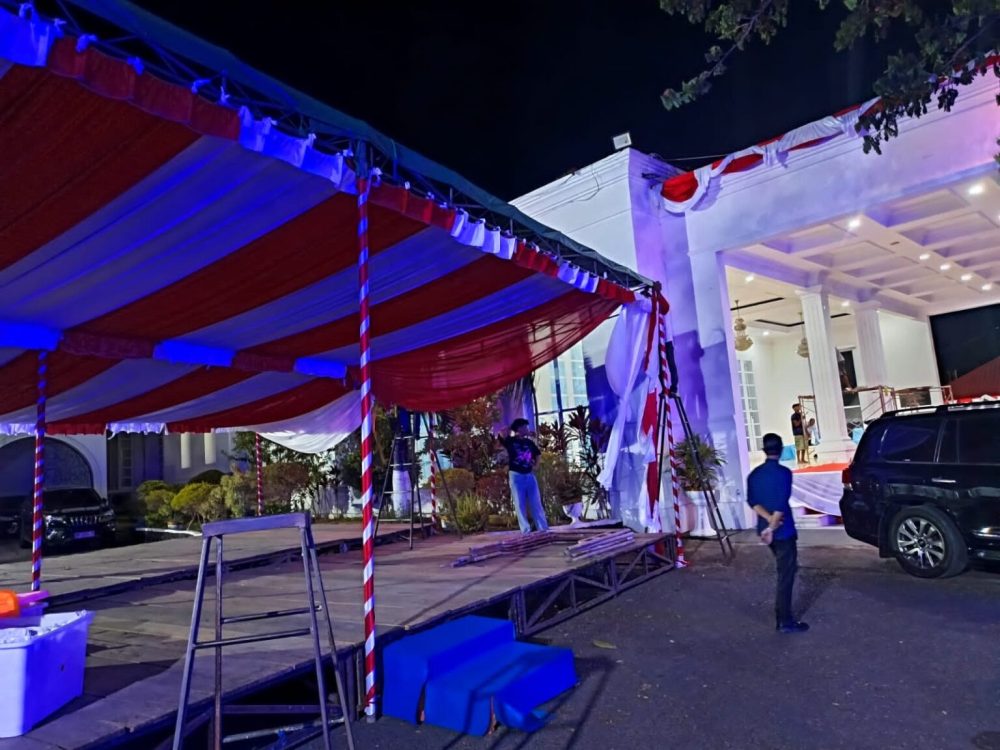 : Pemasangan tenda persiapan upacara HUT kemerdekaan Indonesia tingkat Provinsi Gorontalo yang akan digelar di Rumah jabatan gubernur Gorontalo. (Foto:Biro Umum)