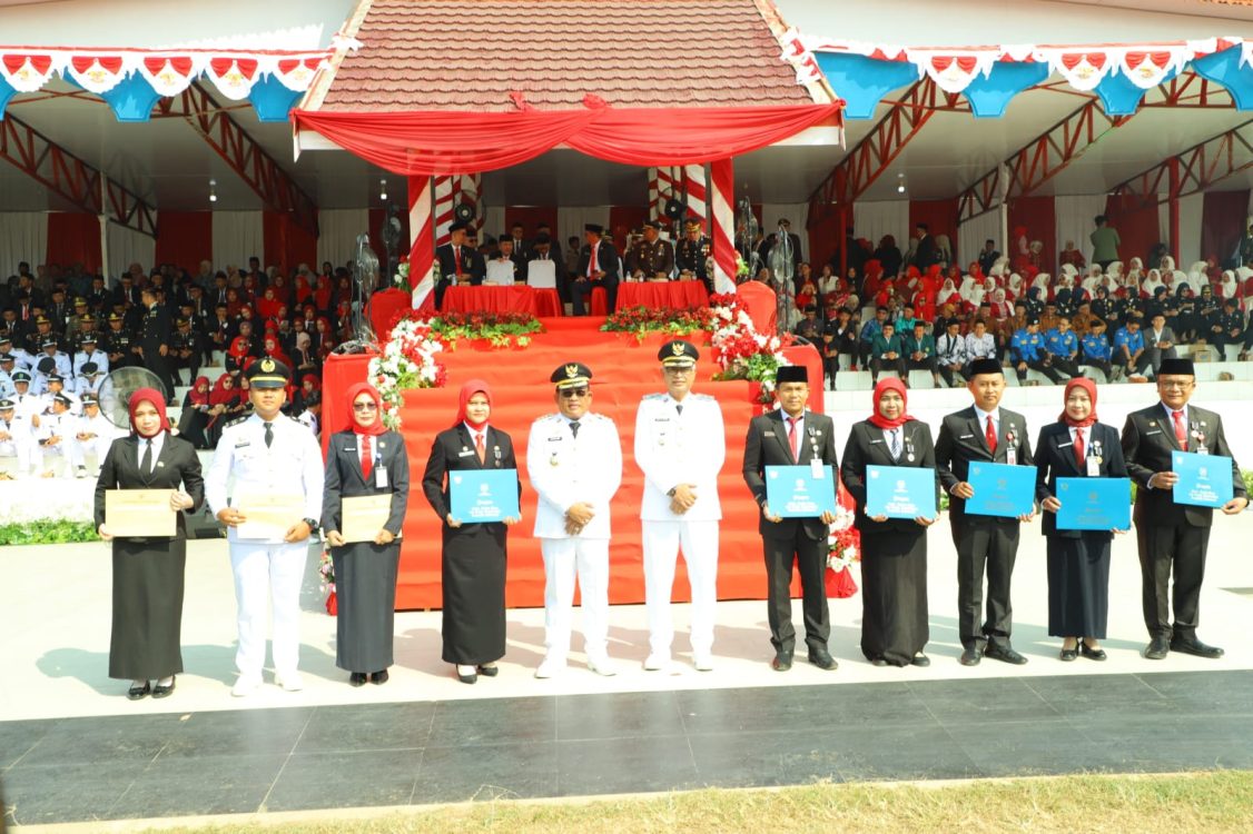 : Upacara peringatan Hari Ulang Tahun ke-81 Kemerdekaan Republik Indonesia tingkat Kabupaten Hulu Sungai Utara (HSU), Senin (17/8/2026), dirangkai dengan penyerahan tanda kehormatan Satya Lencana Karya Satya serta sejumlah penghargaan dan kerja sama strategis.