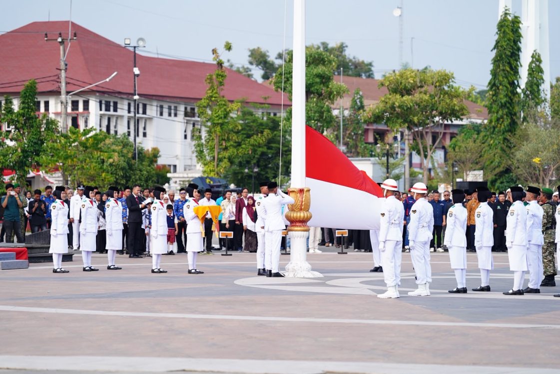 : Pasukan Pengibar Bendera Pusaka (Paskibraka) Kabupaten Indramayu melaksanakan pengibaran Bendera Merah Putih pada Upacara Peringatan HUT ke-81 Kemerdekaan Republik Indonesia Tingkat Kabupaten Indramayu di Alun-Alun Indramayu, Senin (17/8/2026).