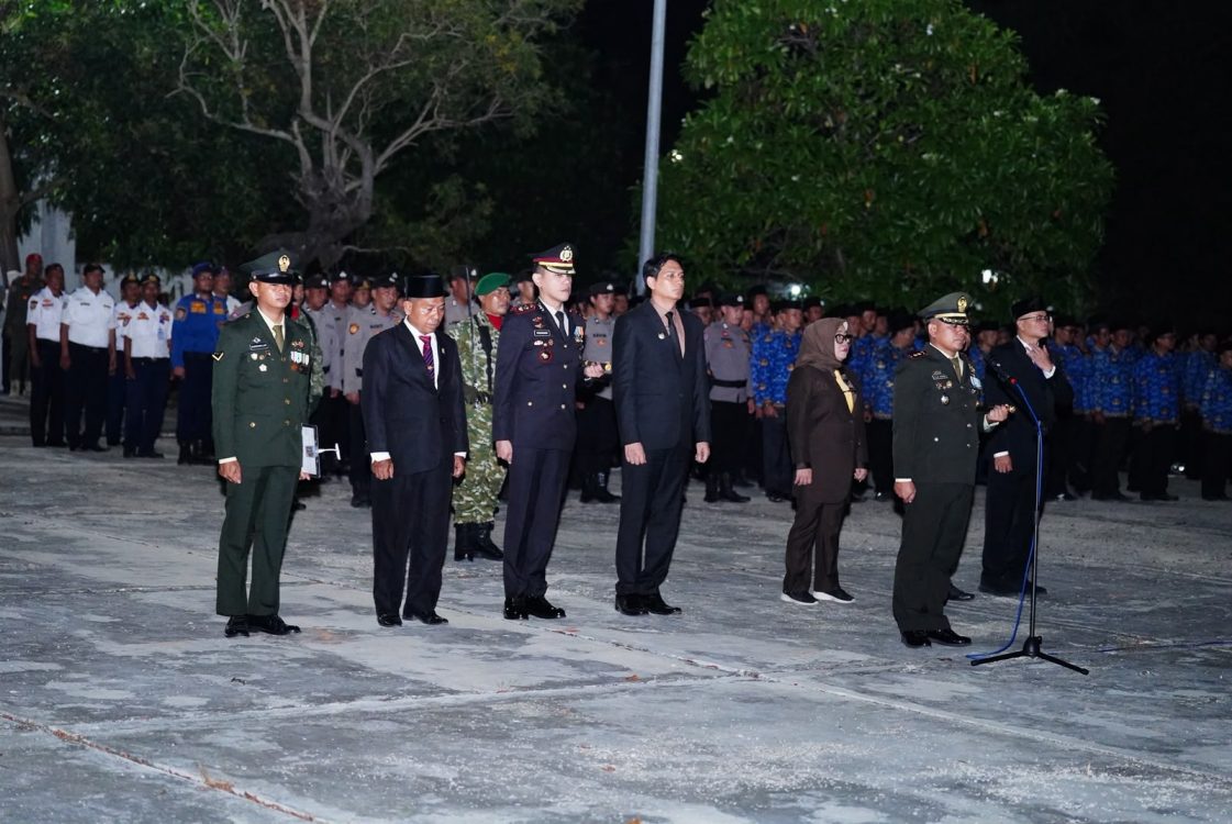 : Bupati Indramayu Lucky Hakim bersama jajaran Forkopimda Kabupaten Indramayu mengikuti Upacara Renungan Suci di Taman Makam Pahlawan Indramayu, Senin (17/8/2026) dini hari. Upacara yang berlangsung khidmat tersebut menjadi bentuk penghormatan dan penghargaan atas jasa serta pengorbanan para pahlawan dalam merebut dan mempertahankan kemerdekaan Republik Indonesia. (MC Indramayu/wns)